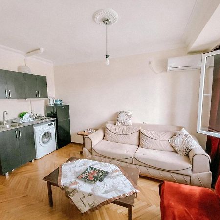 Naira Apartment Batoemi Buitenkant foto