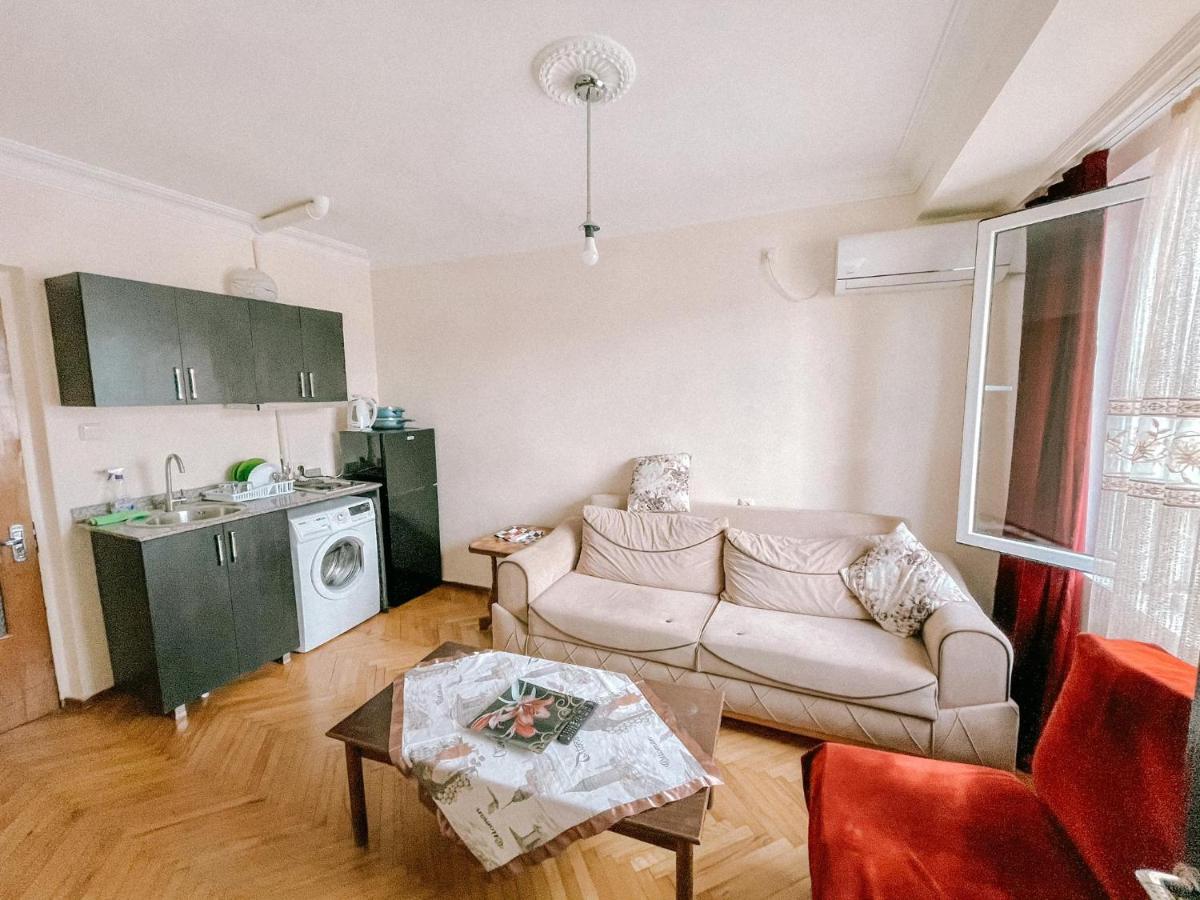 Naira Apartment Batoemi Buitenkant foto