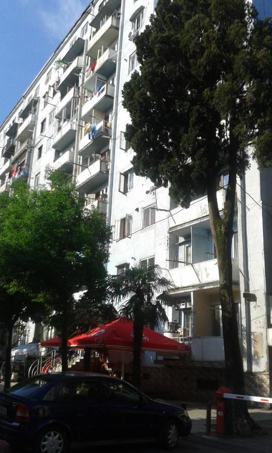 Naira Apartment Batoemi Buitenkant foto